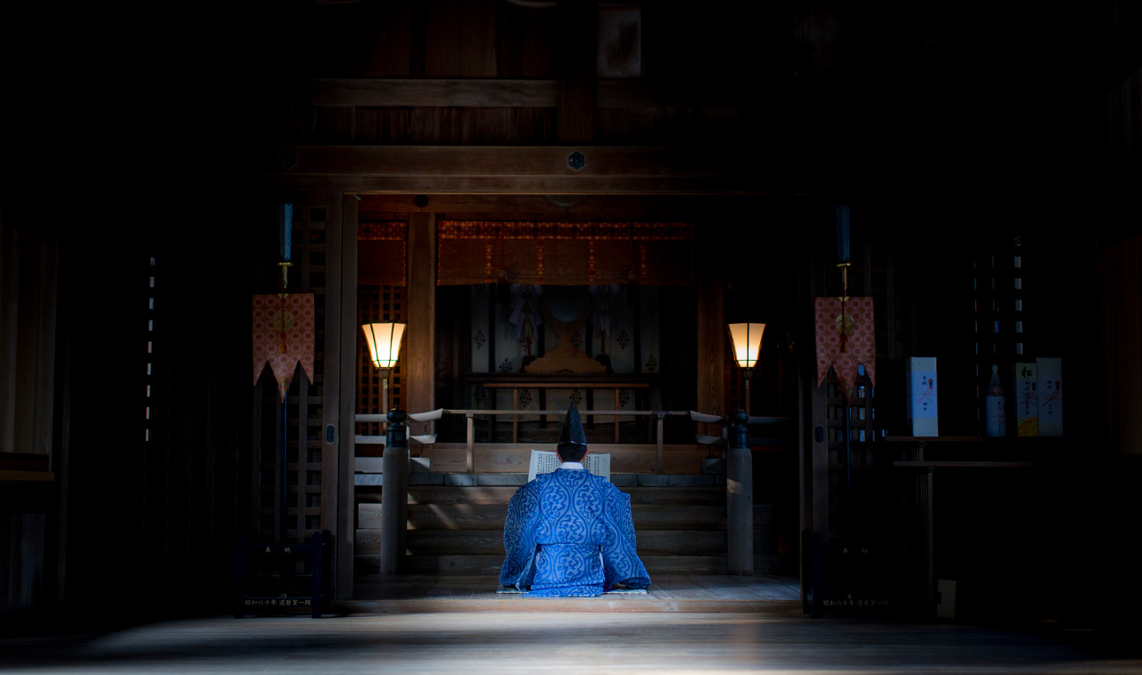 Official worship inside Shikaumi Shrine